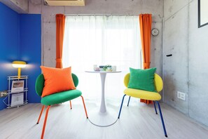 特色装修、特色家居、办公桌、笔记本电脑工作区