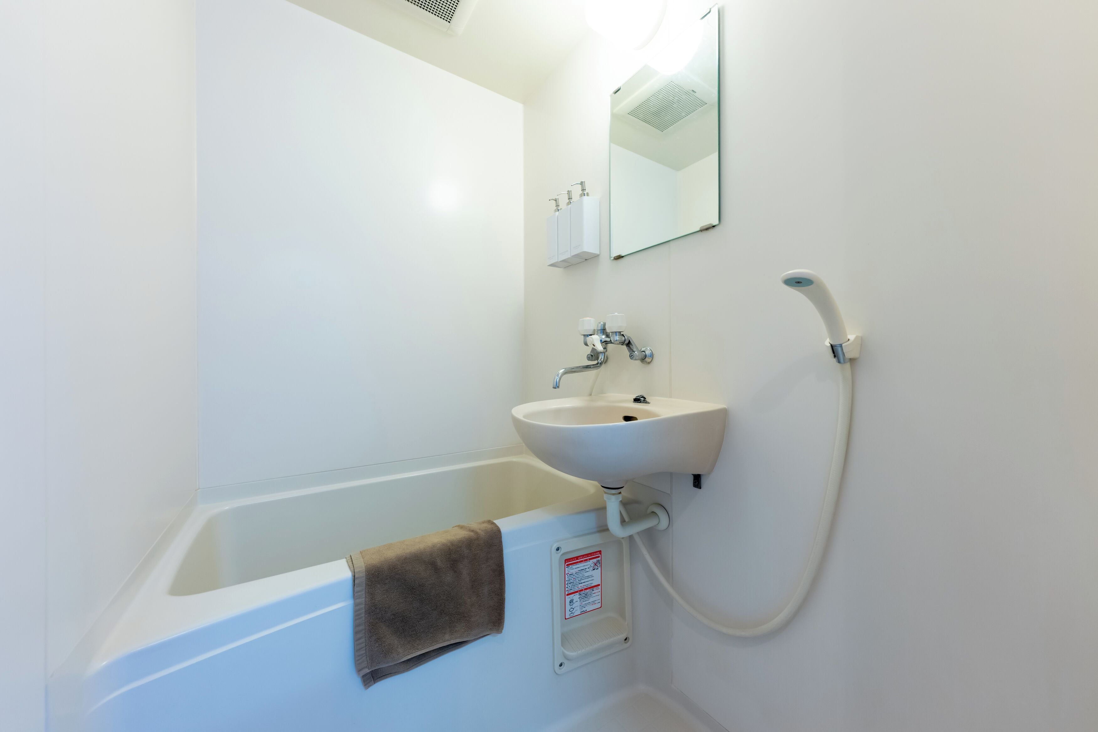 Combined shower/bathtub, free toiletries, hair dryer, slippers