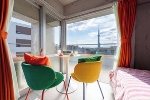 Habitación doble romántica | Decoración personalizada, muebles diferentes y escritorio 