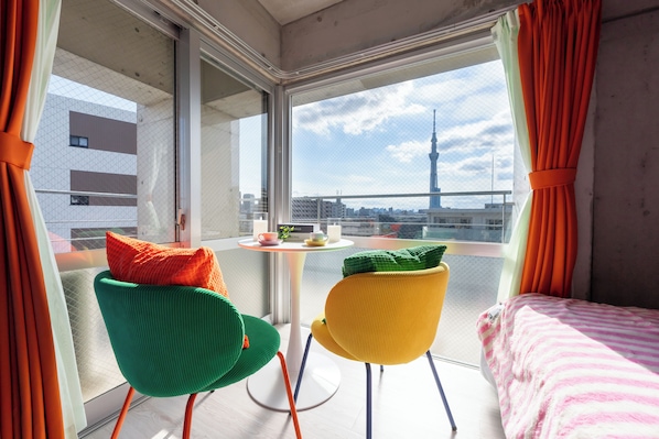 Decoración personalizada, muebles diferentes y escritorio 