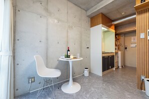 Individuell inredning, unika möbler, skrivbord och arbetsyta för laptop