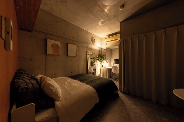 客室ごとに異なる装飾、客室ごとに異なるインテリア、デスク、ノートパソコン用作業スペース