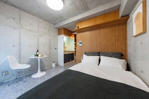 Individually decorated, individually furnished, desk, laptop workspace - Stayloop Skytree (Tokyo)