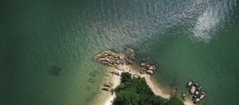 Delightful house on land with 5 beaches! Feet in the sand and peace!