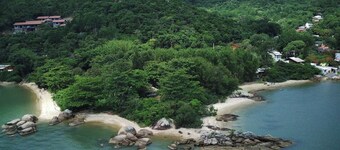 Delightful house on land with 5 beaches! Feet in the sand and peace!