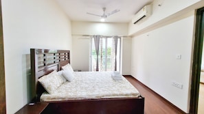 Apartament Deluxe, cuina, vistes al camp de golf | Planxa i posts de planxar i wifi gratuïta