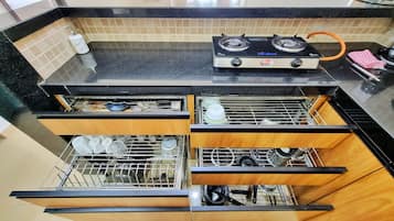 Deluxe apartman, konyha, kilátással a golfpályára | Privát konyha | Nagyméretű hűtő/fagyasztó, mikrohullámú sütő, főzőlap és kenyérpirító