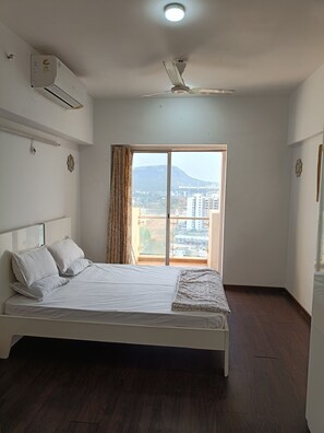 Departamento Deluxe, cocina, vista al campo de golf | Tabla de planchar con plancha y wifi gratis 