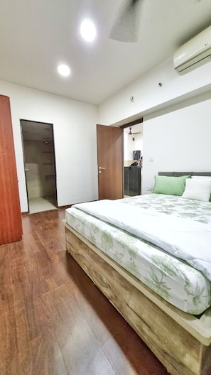 Apartament Deluxe, cuina, vistes al camp de golf | Planxa i posts de planxar i wifi gratuïta
