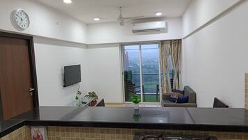 Deluxe Apartment, Kitchen, Golf View | Living area