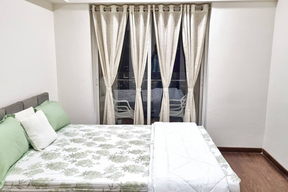 Deluxe Apartment, 1 Bedroom, City View | Iron/ironing board, free WiFi, bed sheets