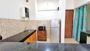 Deluxe Apartment, Kitchen, Golf View | Private kitchen | Full-size fridge, microwave, stovetop, toaster