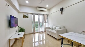 Deluxe Apartment, Kitchen, Golf View | Living area