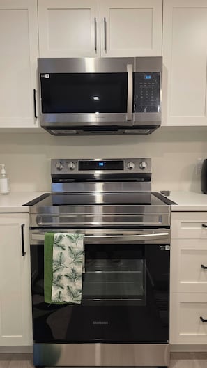 Réfrigérateur, four à micro-ondes, un four, surface de cuisson