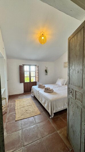 6 bedrooms, in-room safe, iron/ironing board, travel cot