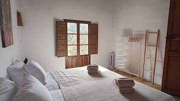 6 bedrooms, in-room safe, iron/ironing board, travel cot