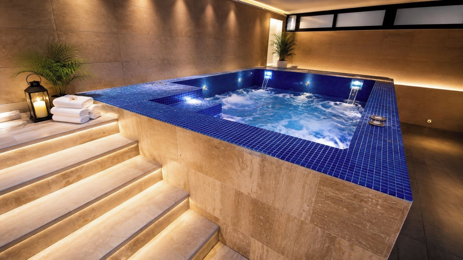 Área de spa com hidromassagem, degraus de acesso e um vaso de planta.