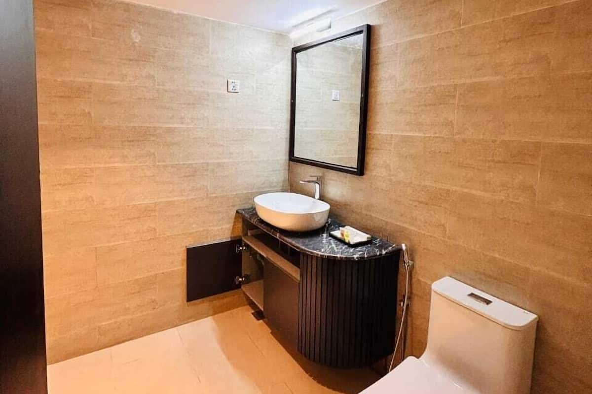 Douche, articles de toilette gratuits, sĂšche-cheveux, chaussons