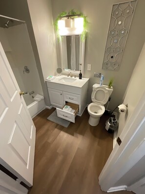 Haartrockner, Handtücher, Seife, Toilettenpapier