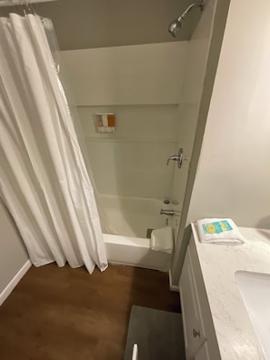 Een haardroger, handdoeken, zeep, toiletpapier