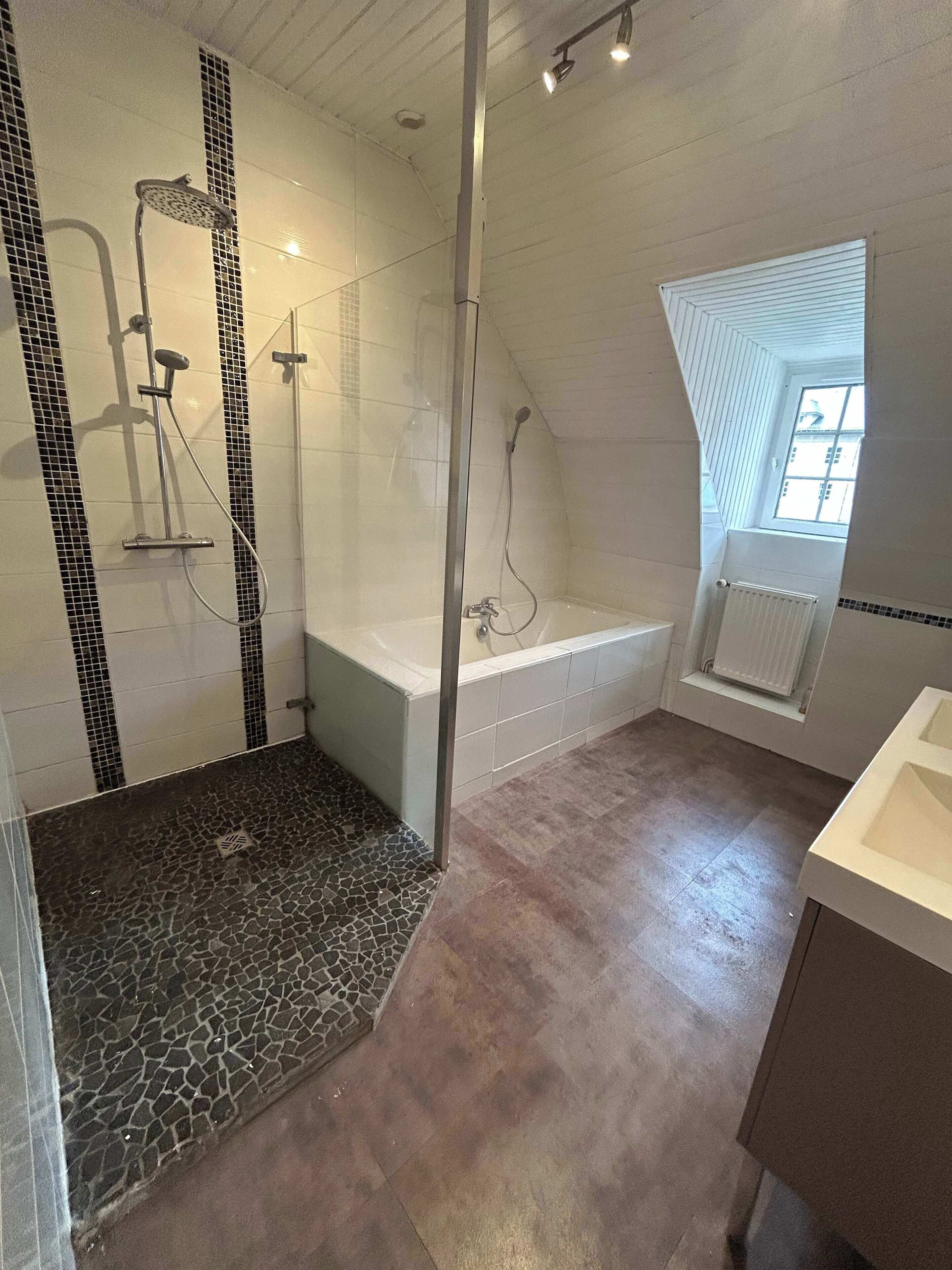 Douche, sèche-cheveux, serviettes fournies