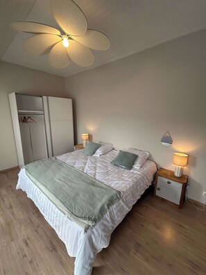 3 Schlafzimmer, Schreibtisch, Bügeleisen/Bügelbrett, WLAN