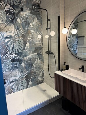 Een douche, een haardroger, handdoeken, zeep