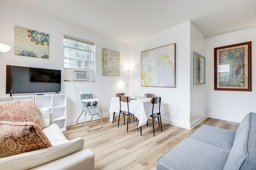 Steps to Food & Shops: Cozy Condo in Jacksonville!