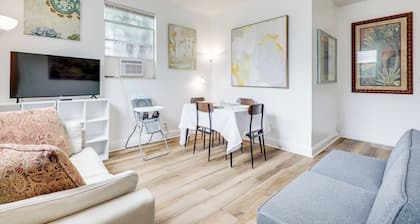 Steps to Food & Shops: Cozy Condo in Jacksonville!