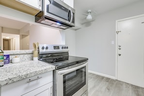 Apartment (2 Bedrooms) | Interior - 2 Mi to The Galleria: Uptown Houston Retreat! (Houston)