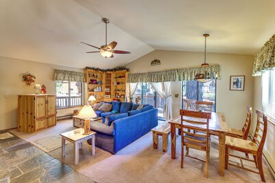 Quiet Truckee Retreat w/ Deck, 5 Mi to Donner Lake