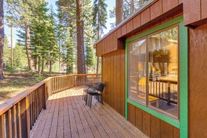 A wooden deck with chairs and a table, surrounded by tall trees. - Quiet Truckee Retreat w/ Deck, 5 Mi to Donner Lake (Truckee)
