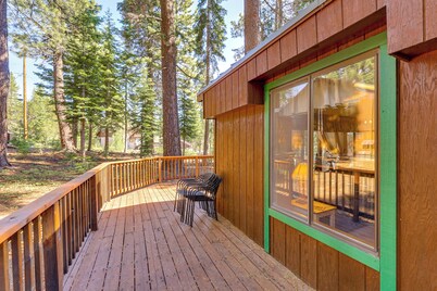 Quiet Truckee Retreat w/ Deck, 5 Mi to Donner Lake