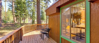 Quiet Truckee Retreat w/ Deck, 5 Mi to Donner Lake