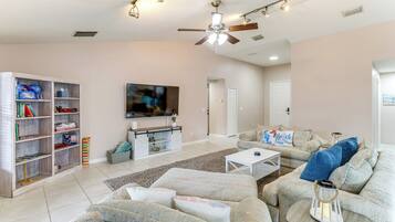 ํ์ฐ์ค (3 Bedrooms) | ๋ด๋ถ