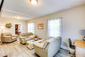 Interior - 1 Mi to K-state Campus: Central Manhattan Home (Manhattan)