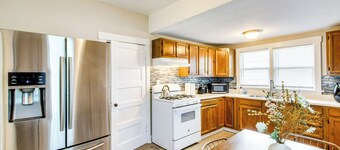 1 Mi to K-state Campus: Central Manhattan Home