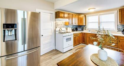 1 Mi to K-state Campus: Central Manhattan Home