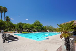 A swimming pool with lounge chairs and palm trees. - Amazing Desert Views! Tucson Casita on Golf Course (Tucson)