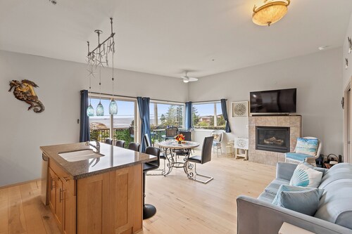 Steps to Pirate Cove: Oregon Coast Condo w/ View