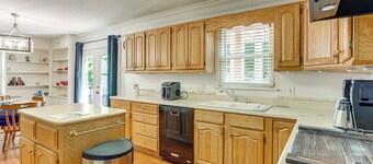 Walk to Dtwn & Freed-hardeman: Home w/ Fenced Yard