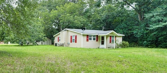 6 Mi to Museum of Aviation: Rural Kathleen Home