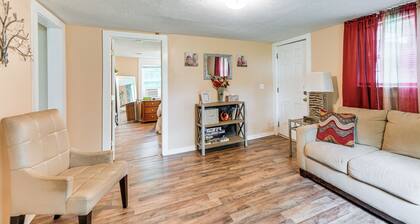 6 Mi to Museum of Aviation: Rural Kathleen Home