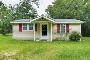 House (2 Bedrooms) | Front of property - 6 Mi to Museum of Aviation: Rural Kathleen Home (Kathleen)