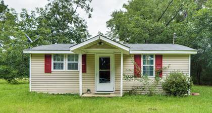 6 Mi to Museum of Aviation: Rural Kathleen Home