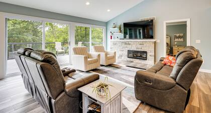 4 Mi to Dtwn: Ohio River Valley Home w/ Deck!
