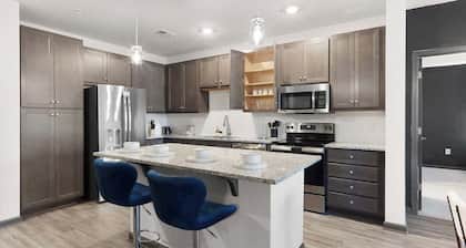 Luxe King 3BR Suite North Raleigh!
