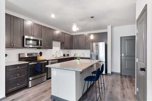 Jääkaappi, mikroaaltouuni, uuni, liesi