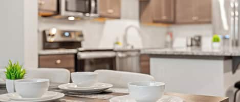 冷蔵庫、電子レンジ、オーブン、コンロ