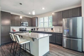 Frigorífic, microones, placa de cuina i cafetera i tetera 